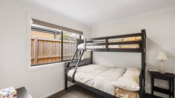 4 habitaciones, tabla de planchar con plancha, cuna de viaje y internet