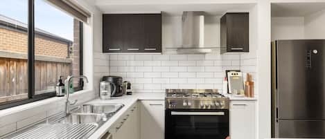 Refrigerador, microondas, horno, placa de cocina