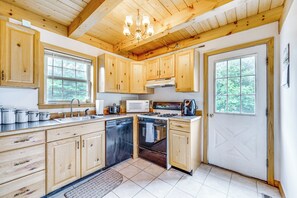 Réfrigérateur, micro-ondes, plaque de cuisson, lave-vaisselle