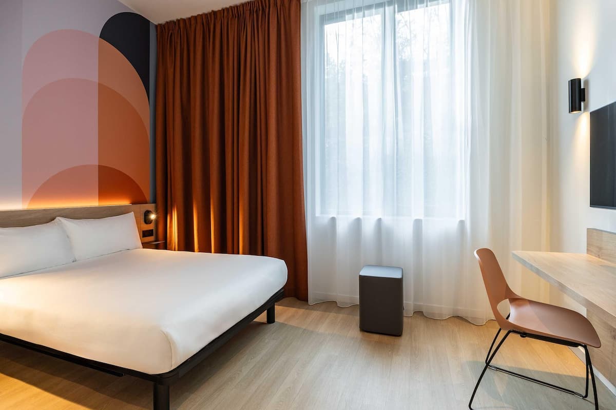 Double Room, Mobility Accessible | Hypo-allergenic bedding available, Tempur-Pedic beds, laptop workspace