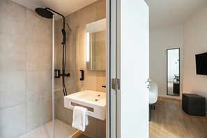 Superior tweepersoonskamer | Badkamer | Een douche, een hydromassagedouche, een haardroger, handdoeken