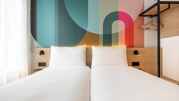 Twin kamer | Hypoallergeen beddengoed, Tempur Pedic-bedden, een laptopwerkplek