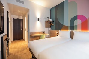 Hypo-allergenic bedding, Tempur-Pedic beds, laptop workspace - B&B HOTEL Brussels Airport (Machelen)