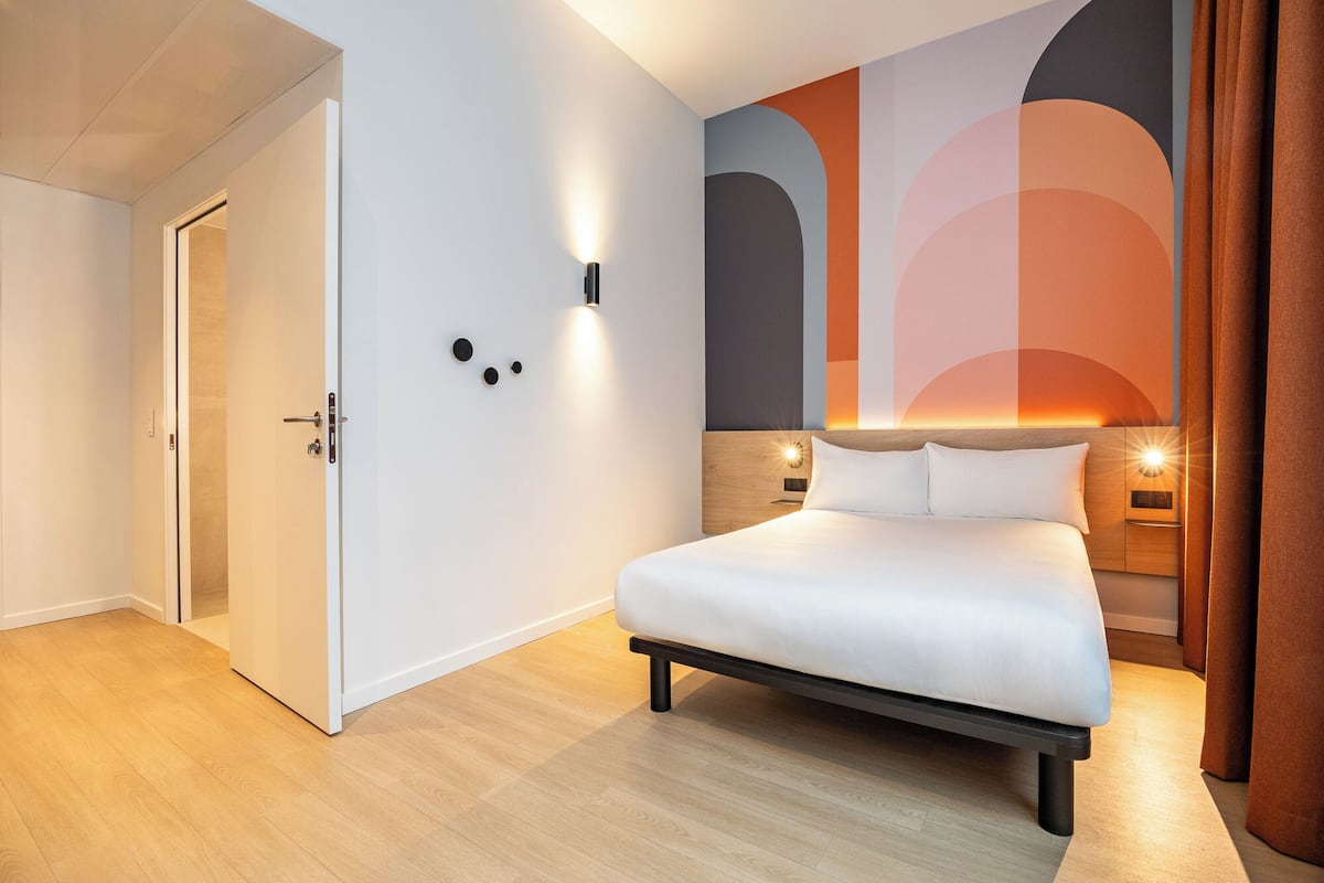 Hypo-allergenic bedding, Tempur-Pedic beds, laptop workspace