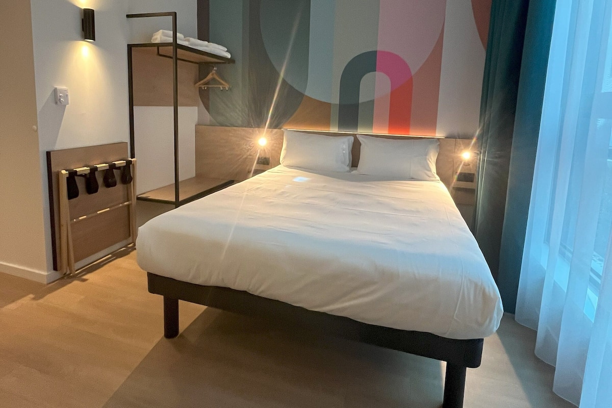 Hypo-allergenic bedding, Tempur-Pedic beds, laptop workspace
