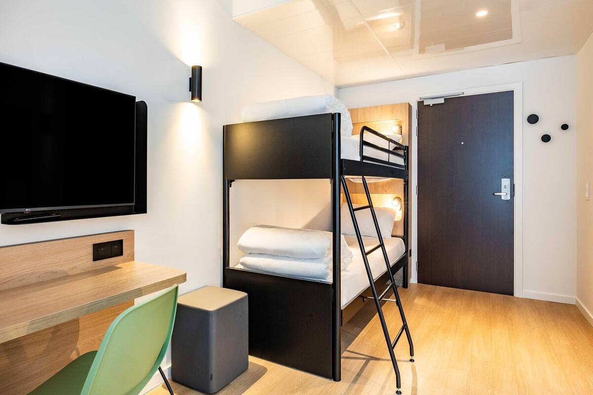 Quadruple Room | Hypo-allergenic bedding available, Tempur-Pedic beds, laptop workspace