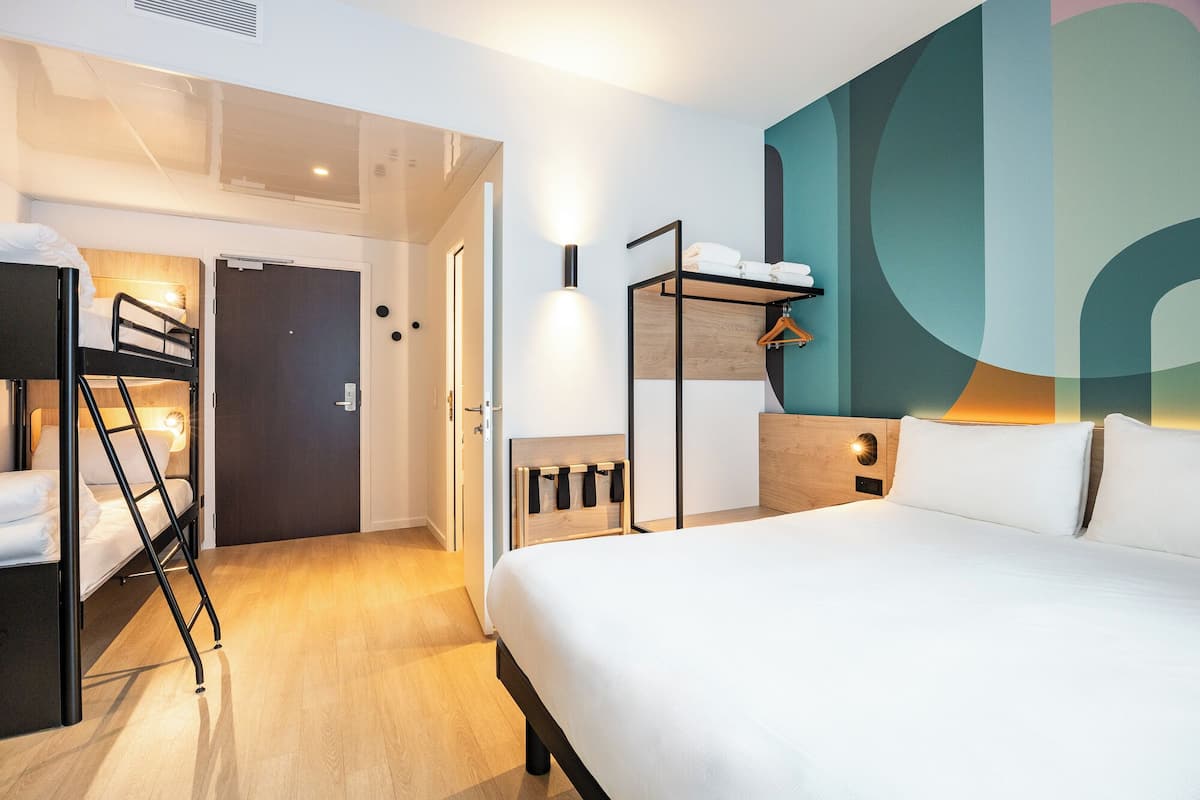 Hypo-allergenic bedding, Tempur-Pedic beds, laptop workspace