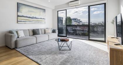 Northcote 3-Bed Townhouse Near Cafés & Shops