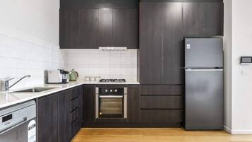 Refrigerador, microondas, horno y parrilla de estufa