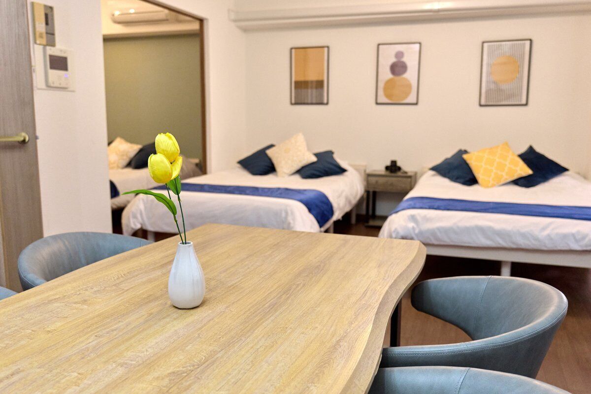 2 عدّة غرف نوم ومكواة/لوح كي وخدمة الإنترنت