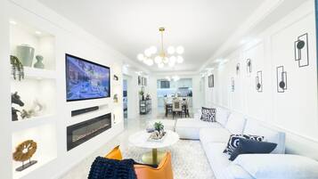 Family Apartment, Pool View | In-room dining