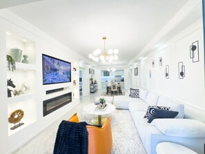 Familie appartement, uitzicht op zwembad | Dineren op de kamer