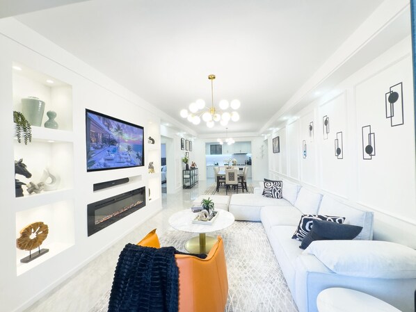 Family Apartment, Pool View | In-room dining