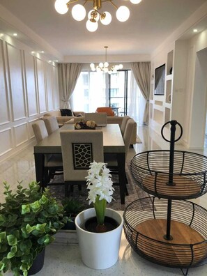 Familienapartment, Poolblick | Wohnbereich