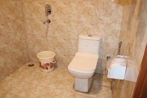 Chuveiro, toalhas de banho, sabonete, shampoo