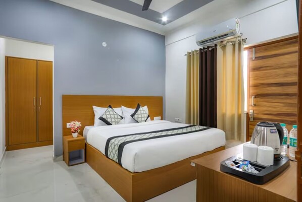 Double Room, Balcony | Desk, free WiFi - Kanhaiya Residency (Greater Noida)