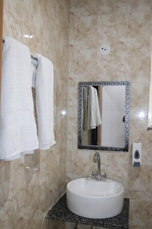 Quarto casal, sacada | Banheiro | Chuveiro, toalhas de banho, sabonete, shampoo