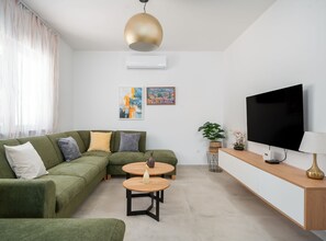 Villa (Four Bedroom Villa) | Woonkamer | Een 32-inch flatscreentelevisie met kabelzenders