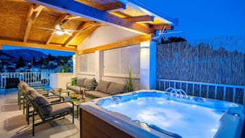 Villa (Four Bedroom Villa) | Private spa tub
