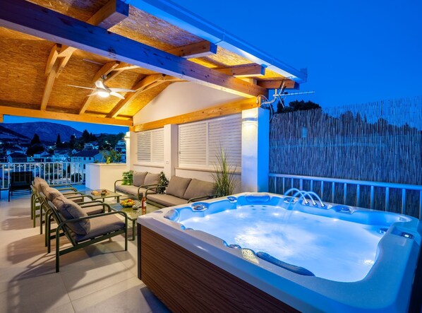 Villa (Four Bedroom Villa) | Private spa tub