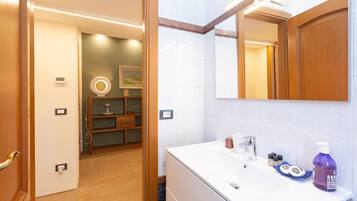 Apartamento | Banheiro | Chuveiro, chuveiro com efeito de chuva, produtos de toalete grátis