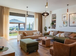 Villa (Five Bedroom House) | Woonkamer | Een 32-inch flatscreentelevisie met kabelzenders en een tafeltennistafel
