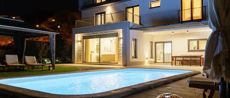 Huvila (Five Bedroom House) | Ulkouima-allas