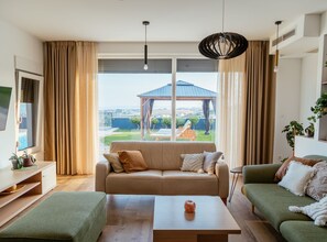 Vil·la (Five Bedroom House) | Sala d'estar | Televisor de pantalla plana de 32 polzades amb canals per cable 