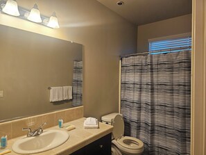 Serviettes fournies, savon, papier de toilette