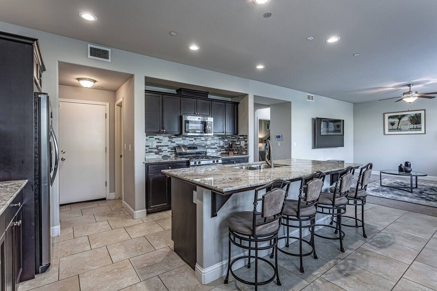 Een microgolfoven, een oven, een kookplaat, een vaatwasser