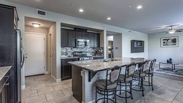 Een microgolfoven, een oven, een kookplaat, een vaatwasser