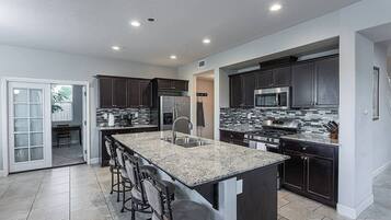 Een microgolfoven, een oven, een kookplaat, een vaatwasser