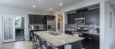 電子レンジ、オーブン、コンロ、食器洗い機