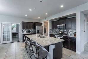 Micro-ondes, four, plaque de cuisson, lave-vaisselle