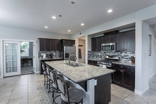 Prime location near shops & dining, 4 mins to downtown, 1 hr to Sequoia Nat’l Pk