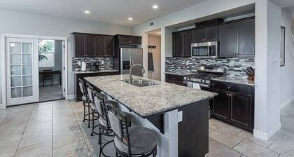 Prime location near shops & dining, 4 mins to downtown, 1 hr to Sequoia Nat’l Pk