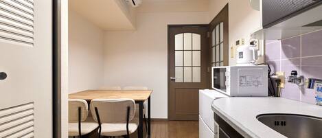 Réfrigérateur, micro-ondes, batterie de cuisine, vaisselle et ustensiles