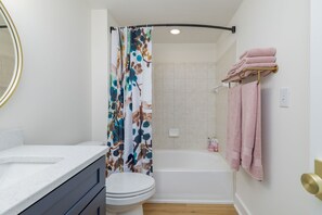 吹风机、毛巾、卫生纸