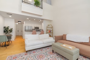 Smart TV, books - Downtown Raleigh, Pet Friendly, Parking, Close to everything. (Raleigh)