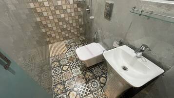 Deluxe Double Room | Bathroom | Free toiletries, towels, soap, shampoo