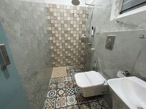 Quarto casal luxo | Banheiro | Produtos de toalete grátis, toalhas de banho, sabonete, shampoo