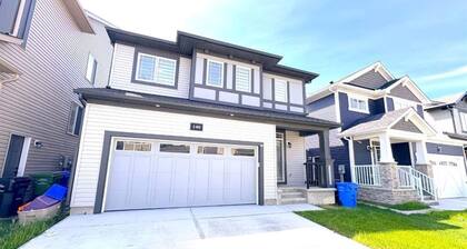 Spacious 3BR + Loft, 2.5B Retreat in Quiet Neighbourhood – Perfect for Families!