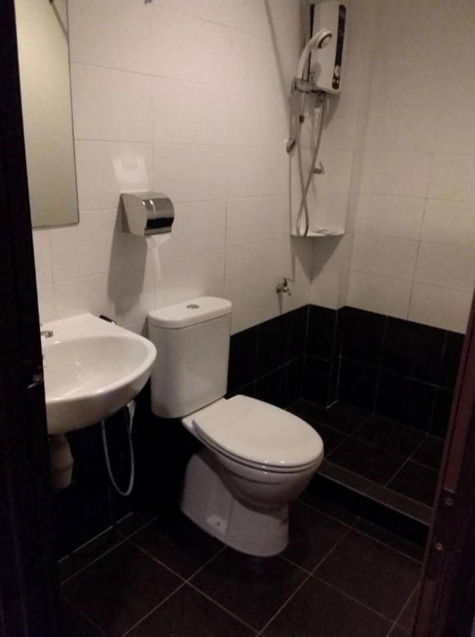 Un bagno piccolo con il water, un lavandino e una doccia.