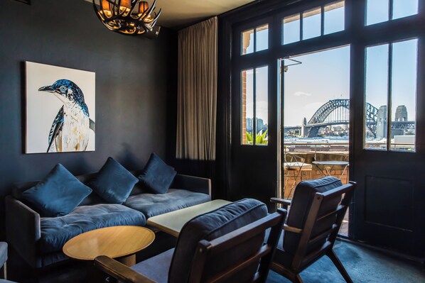 2 restaurants, lunch, dinner served; local and international cuisine - Hotel Palisade (Millers Point)