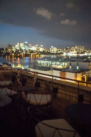 2 restaurants, lunch, dinner served; local and international cuisine