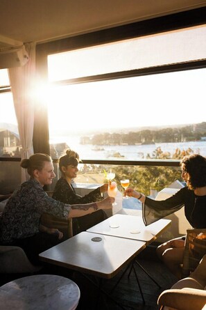 2 restaurants, spécialités Cuisine locale et internationale