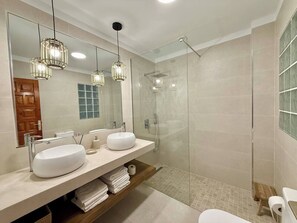 Dusche, Haartrockner, Handtücher