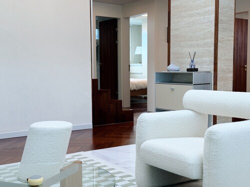 Luxury Duplex Penthouse 1min from Hongdae Station｜Designer Interior & Comfort