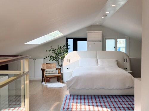 Luxury Duplex Penthouse 1min from Hongdae Station｜Designer Interior & Comfort