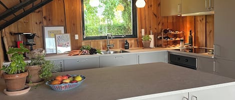 Jääkaappi, uuni, liesi, astianpesukone